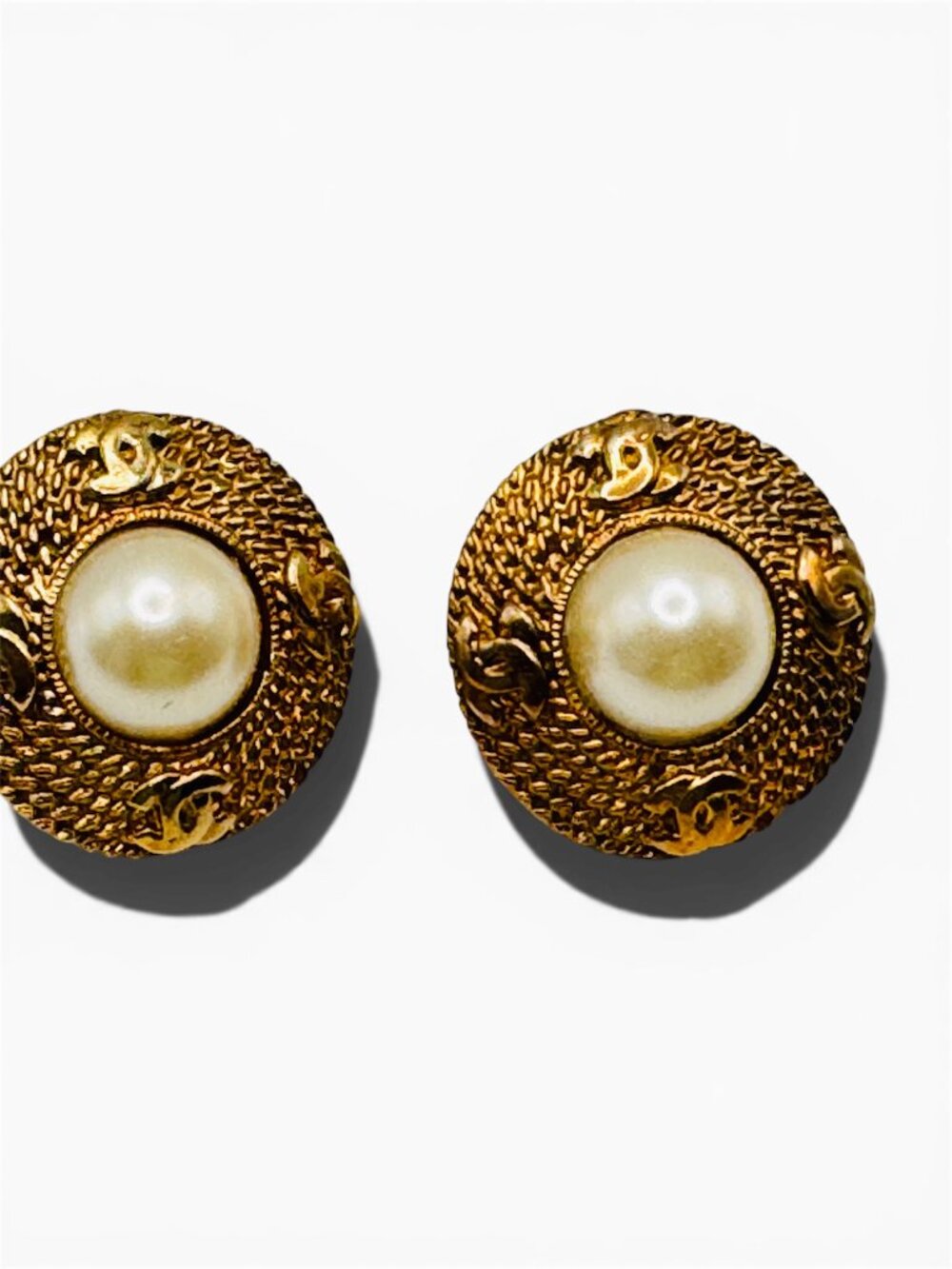 Vintage 1970s CHANEL Mabe Pearl Earrings Gold Plated CC Logo Designer Jewelry - Picture 2 of 7